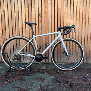 Vélo de Route Specialized Aethos 2 Gloss Dolomite Metallic / Blue Pearl Over Shadow Silver 2026 Custom