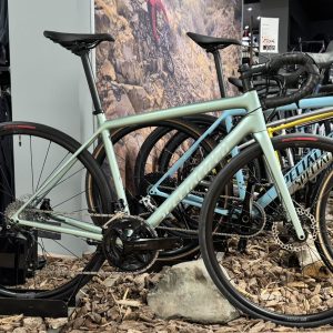 Vélo de Route Specialized Aethos Shimano 105 12v – Satin Metallic White Sage/White Sage 2023